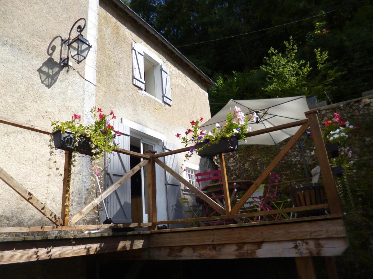 Le Moulin De Cors Bed & Breakfast Oulches Exterior photo