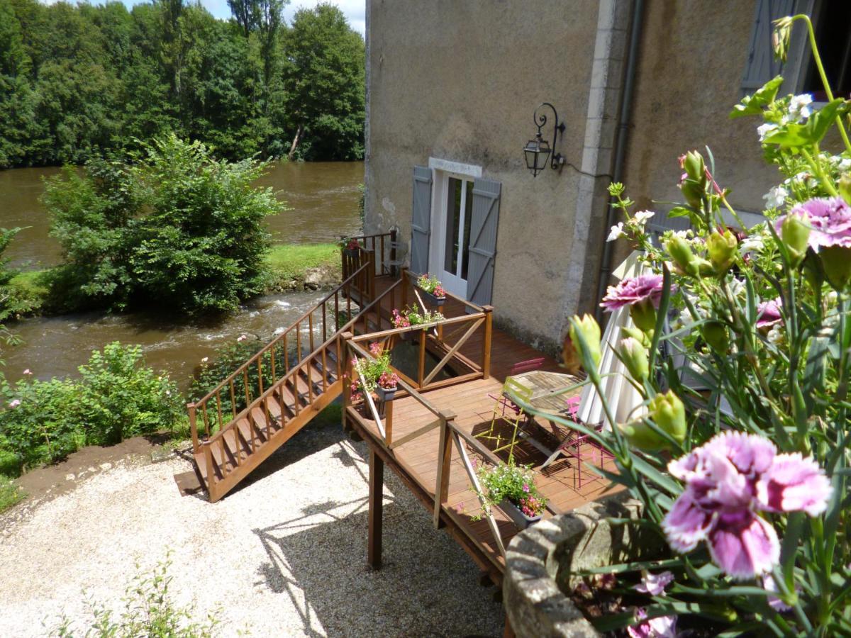 Le Moulin De Cors Bed & Breakfast Oulches Exterior photo